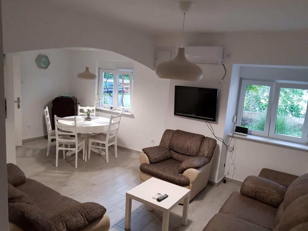 Apartment Nona Šmrika Buitenkant foto